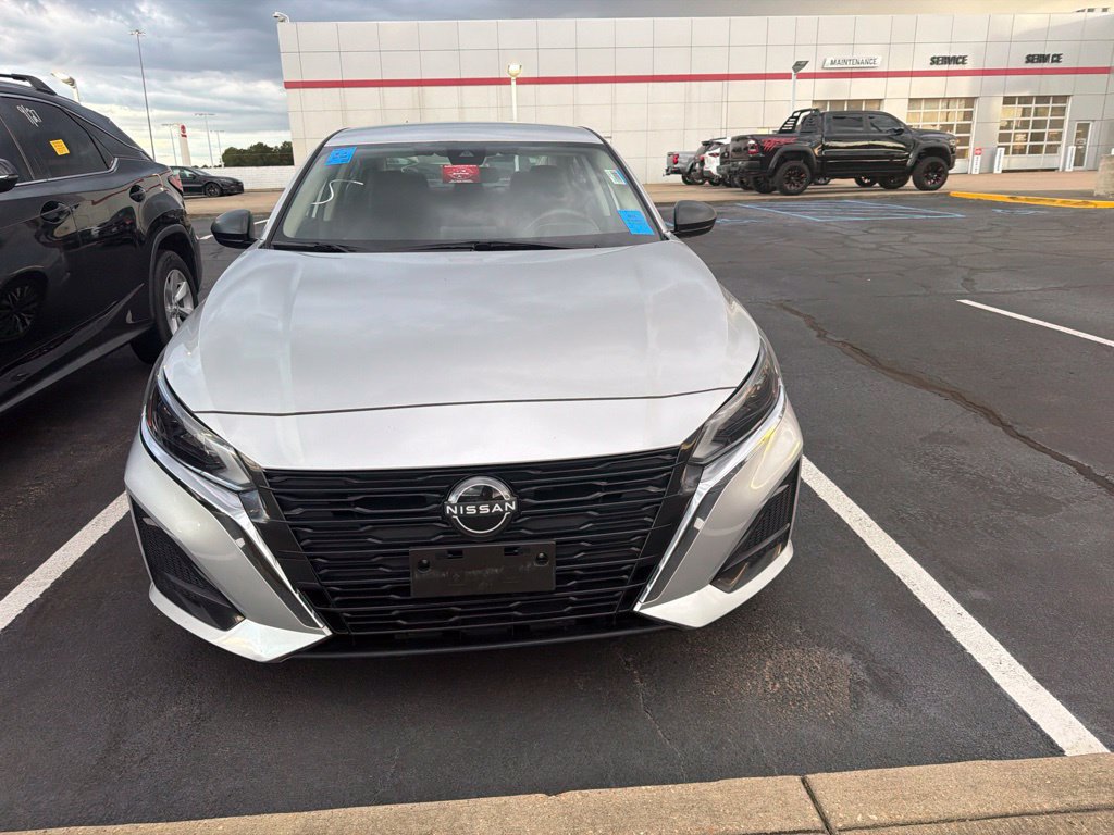 Used 2024 Nissan Altima 2.5 SV FWD image 3