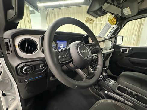 Used 2025 Jeep Wrangler Willys image 23