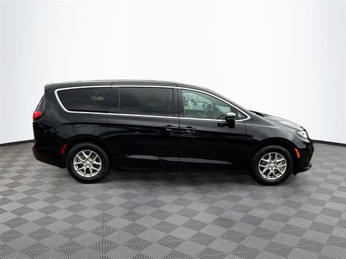 New 2026 Chrysler Pacifica Select image 4