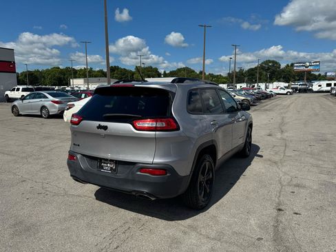 Used 2018 Jeep Cherokee Latitude w/ Altitude Package AWD/4WD image 3