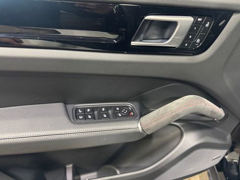 Used 2022 Porsche Cayenne E-Hybrid image 10