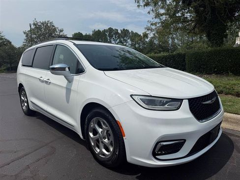 Used 2022 Chrysler Pacifica Limited FWD image 7