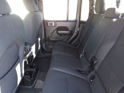 Used 2021 Jeep Gladiator Willys image 13