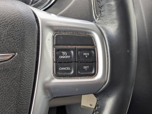 Used 2012 Chrysler Town & Country Touring FWD image 28