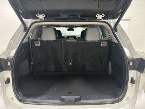 Used 2022 Toyota Highlander XLE FWD image 16
