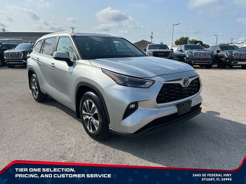 Used 2023 Toyota Highlander XLE FWD image 3