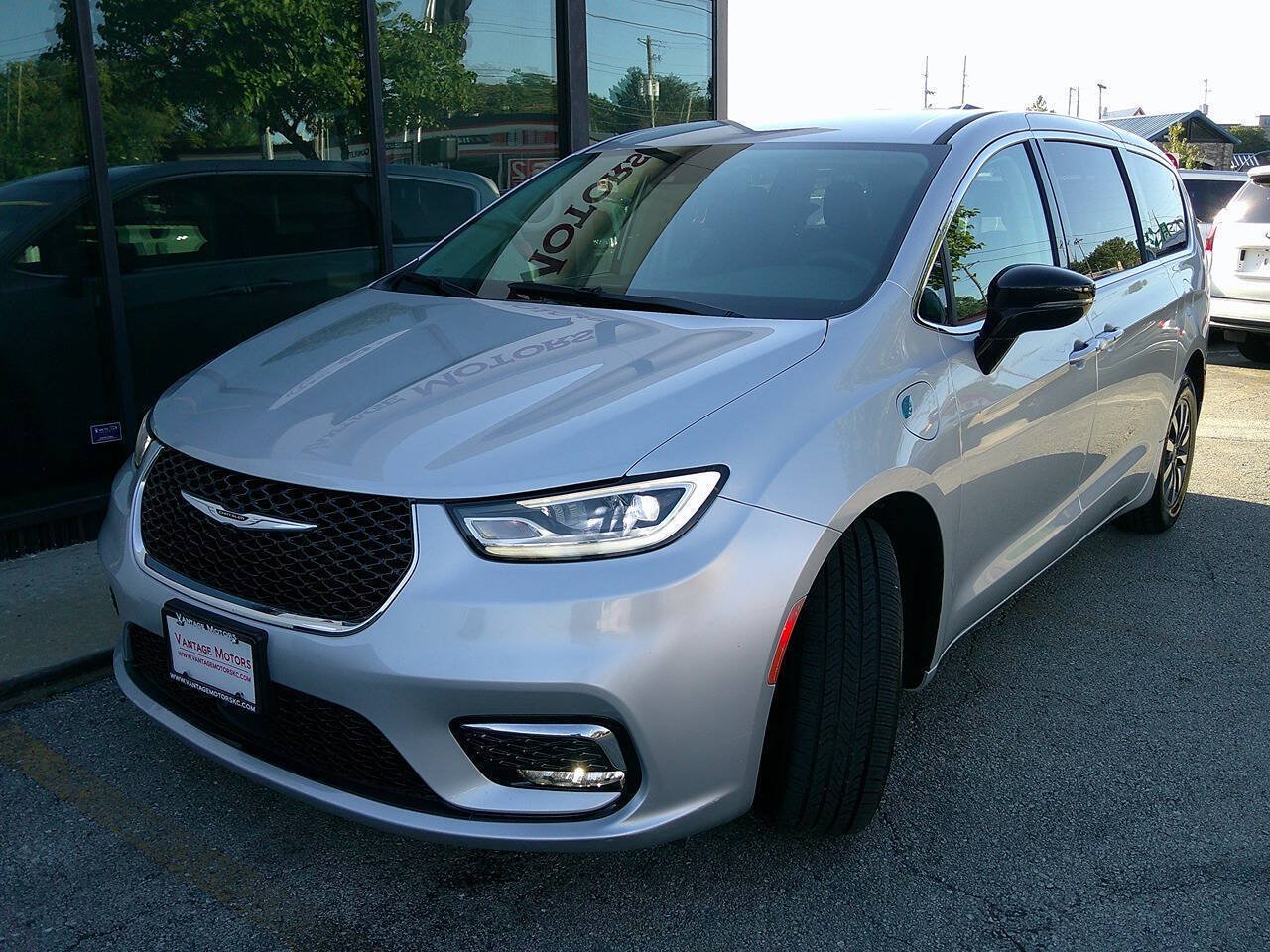 Used 2024 Chrysler Pacifica Limited FWD image 2