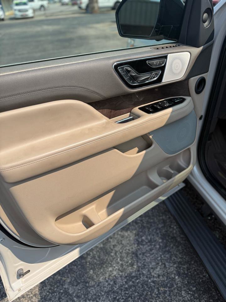 Used 2022 Lincoln Navigator Reserve AWD/4WD image 9
