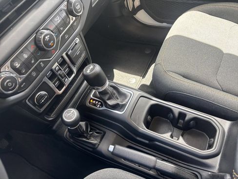 Used 2025 Jeep Wrangler Unlimited Sahara AWD/4WD image 41