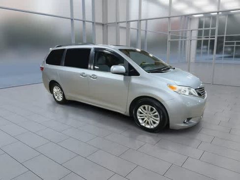 Used 2015 Toyota Sienna XLE w/ XLE Navigation Package FWD image 2