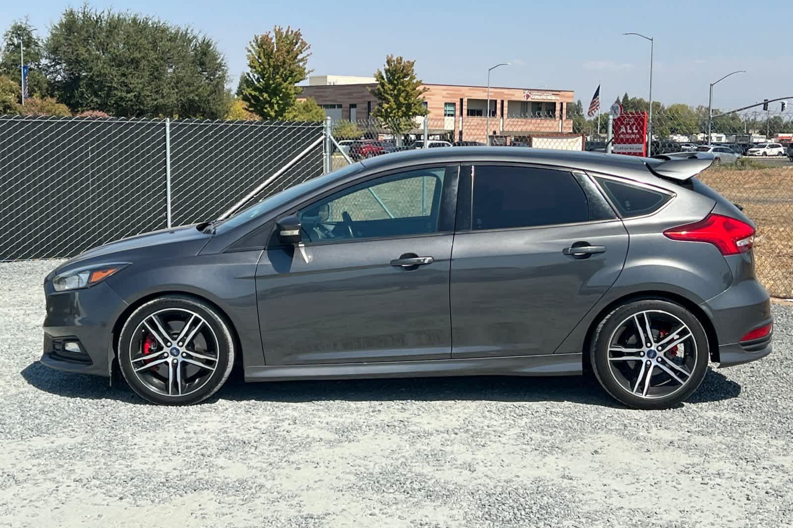 Used 2017 Ford Focus ST FWD image 6