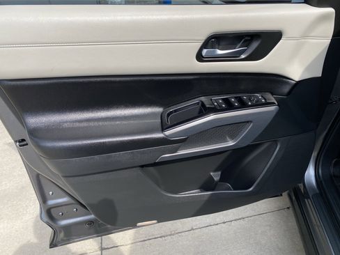 Used 2022 Nissan Pathfinder SL w/ SL Black Package image 16