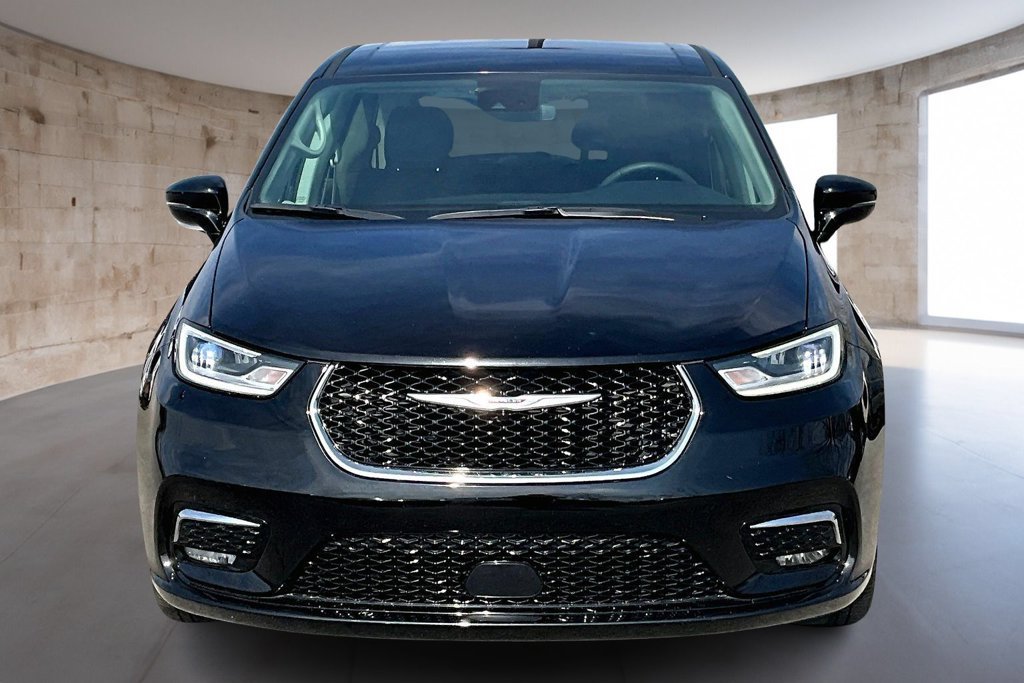 Used 2024 Chrysler Pacifica Touring-L FWD image 4