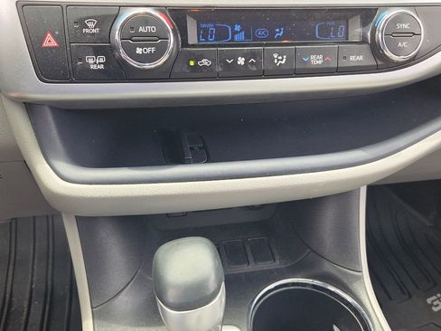Used 2018 Toyota Highlander Limited Platinum FWD image 19