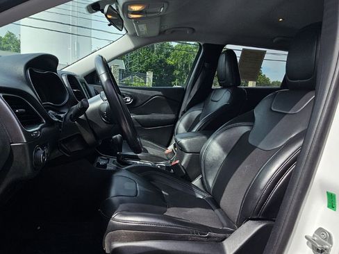 Used 2019 Jeep Cherokee Latitude Plus AWD/4WD image 9
