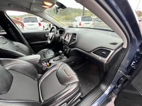 Used 2020 Jeep Cherokee Latitude Plus w/ Cold Weather Group AWD/4WD image 28