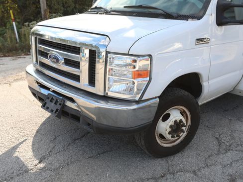 Used 2016 Ford E-350 and Econoline 350 Super Duty image 2