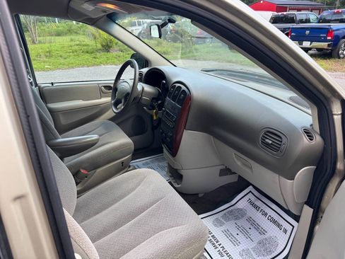 Used 2005 Chrysler Town & Country FWD image 15