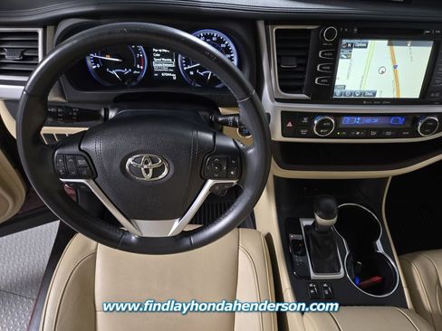 Used 2017 Toyota Highlander XLE image 19