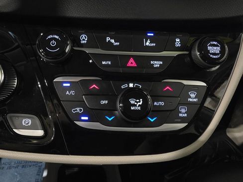 Used 2023 Chrysler Pacifica Touring-L FWD image 16