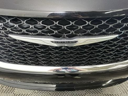 Used 2024 Chrysler Pacifica Touring-L FWD image 8