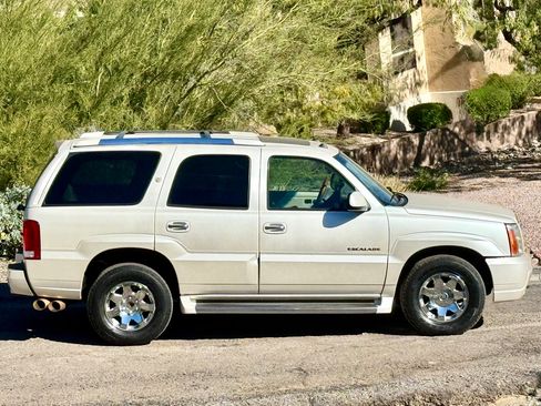 Used 2004 Cadillac Escalade 2WD image 3