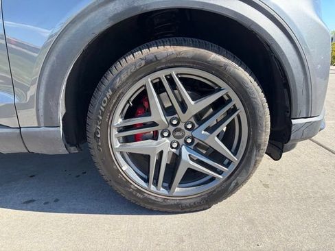 Used 2025 Ford Explorer ST-Line w/ ST-Line Street Pack AWD/4WD image 32