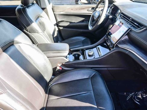 Used 2023 Jeep Grand Cherokee Limited w/ Black Appearance Package image 15