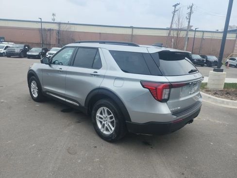 Used 2025 Ford Explorer Active AWD/4WD image 7