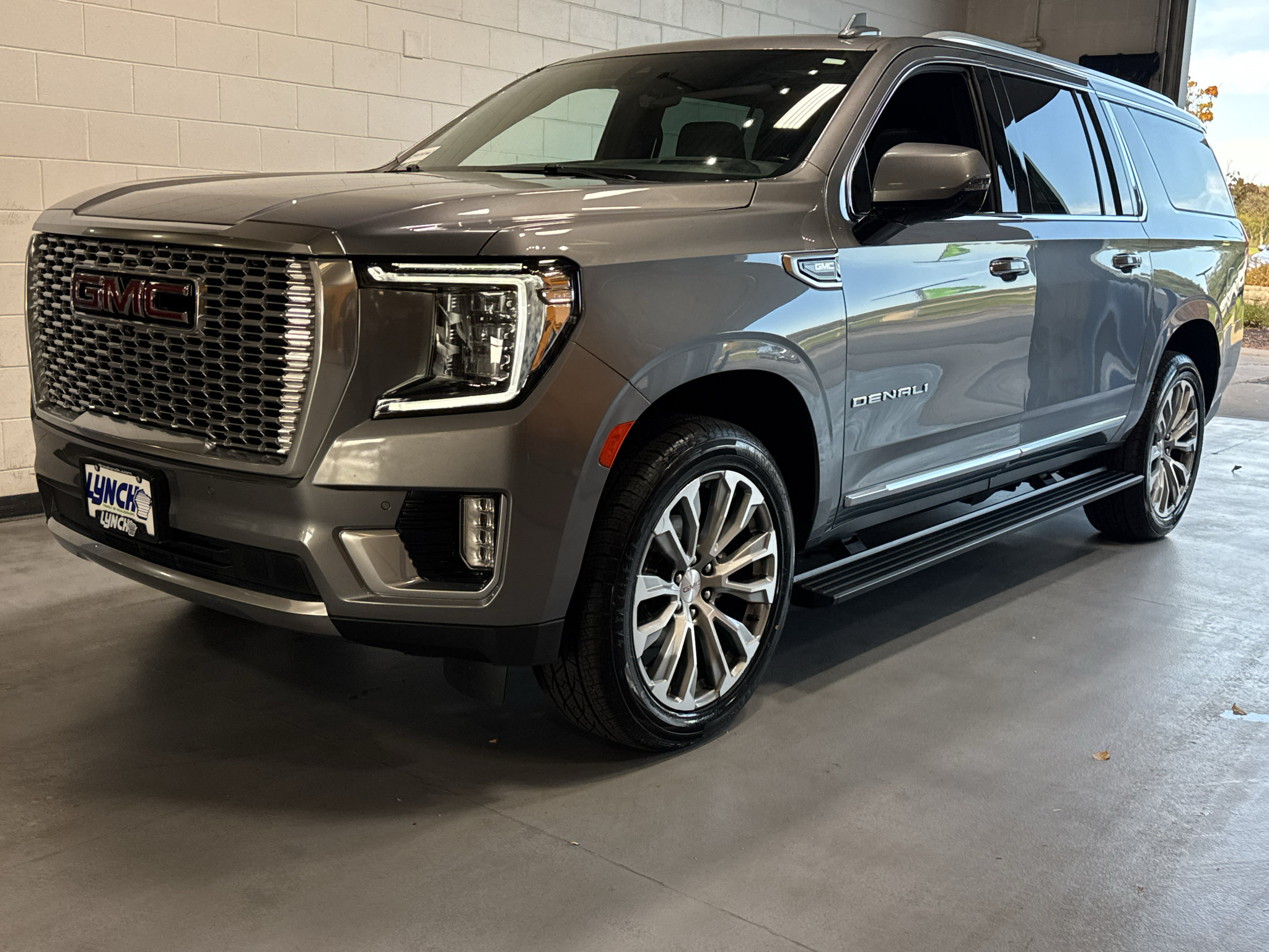 Used 2021 GMC Yukon XL Denali w/ Denali Premium Package AWD/4WD image 10