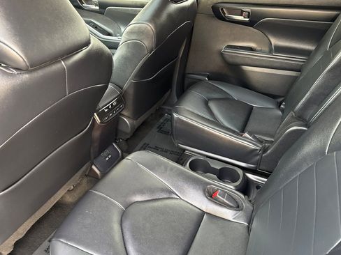 Used 2025 Toyota Highlander XLE image 12