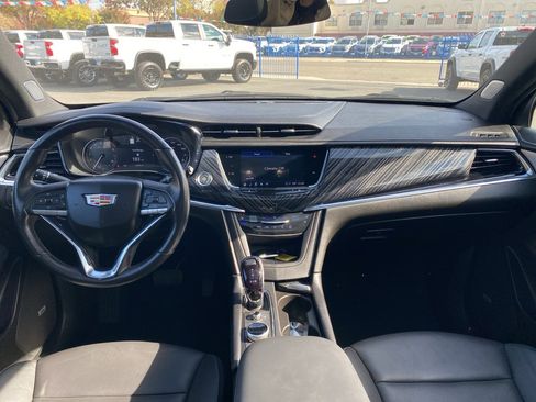 Used 2025 Cadillac XT6 Premium Luxury image 3