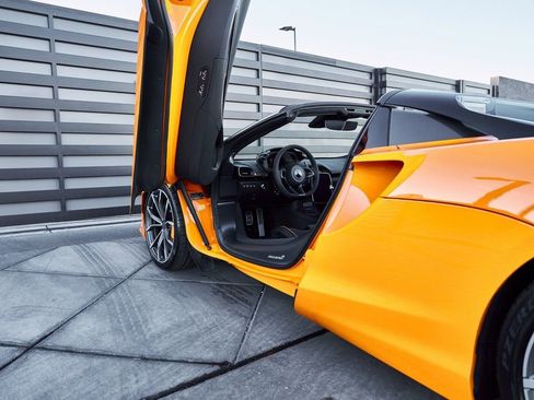 Used 2025 McLaren Artura Spider RWD image 39