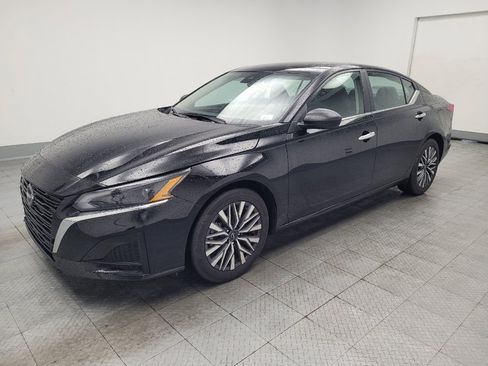 Used 2025 Nissan Altima 2.5 SV FWD image 2