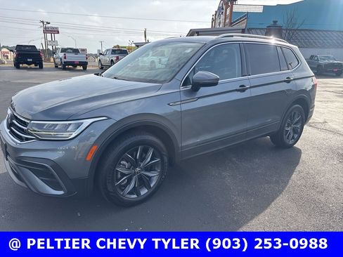 Used 2022 Volkswagen Tiguan SE w/ Panoramic Sunroof Package image 3