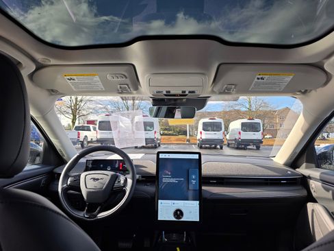 Used 2025 Ford Mustang Mach-E Premium image 9