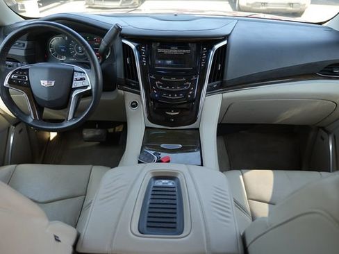Used 2018 Cadillac Escalade Luxury AWD/4WD image 19