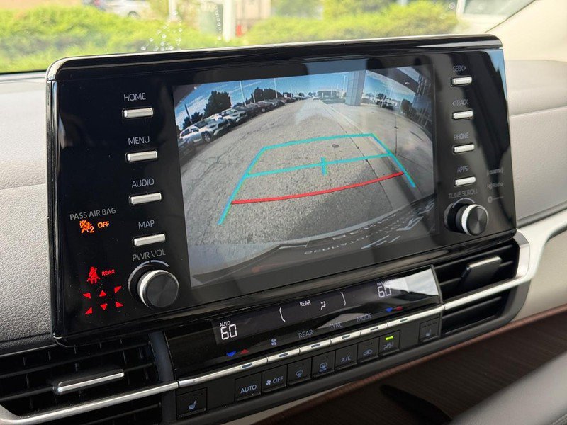 Used 2024 Toyota Sienna XLE FWD image 25