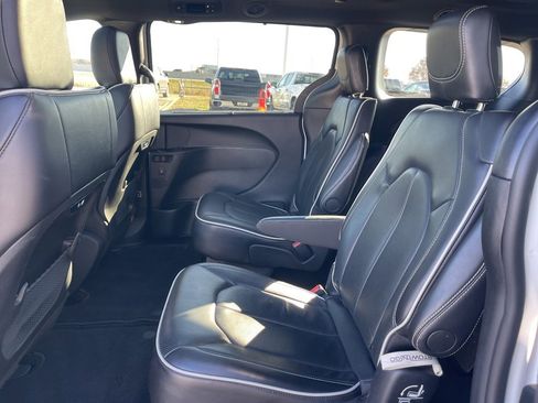 Used 2025 Chrysler Pacifica Limited image 16