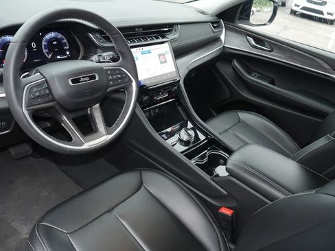Used 2023 Jeep Grand Cherokee Limited w/ Black Appearance Package AWD/4WD image 15