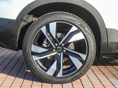 Certified 2025 Volvo XC40 B5 Ultra image 9