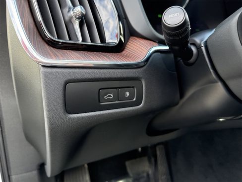 Used 2023 Volvo XC60 T8 Ultimate w/ Climate Package image 39