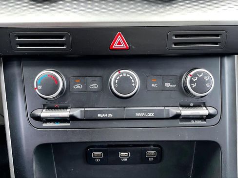 Used 2022 Kia Carnival LX image 31