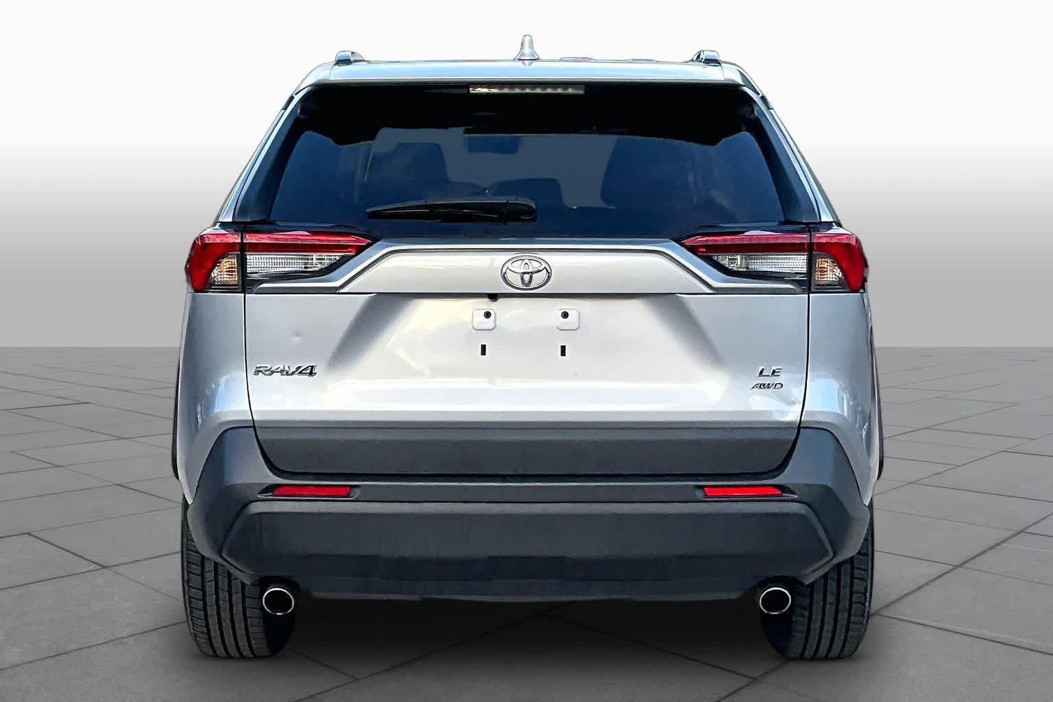 Used 2021 Toyota RAV4 LE AWD/4WD image 4