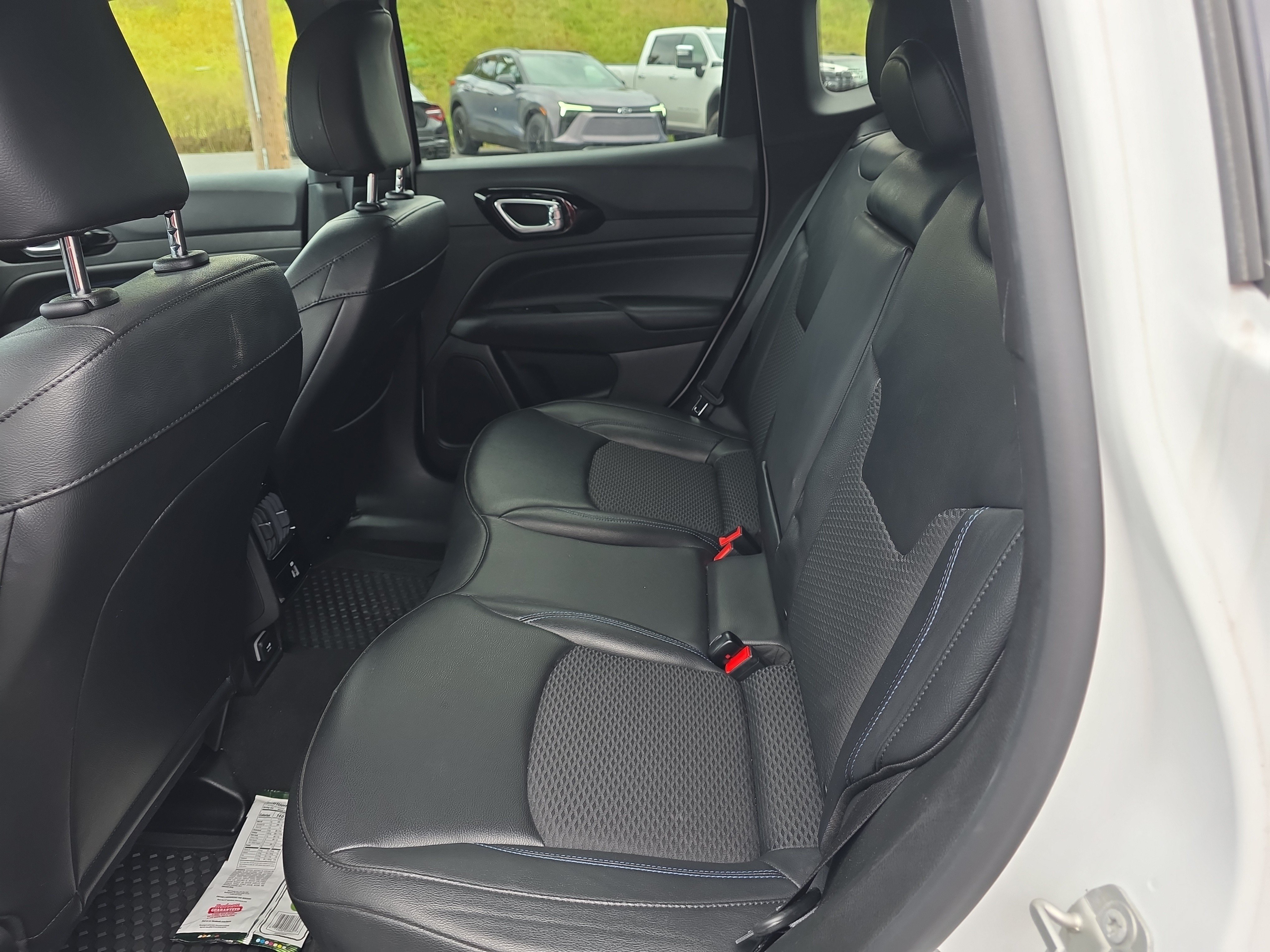 Used 2025 Jeep Compass Latitude w/ Convenience Group AWD/4WD image 13