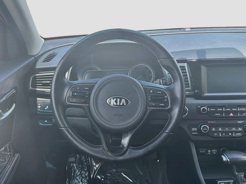 Used 2018 Kia Niro EX FWD image 18