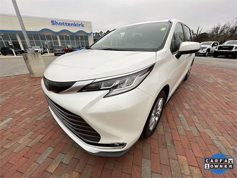 Used 2021 Toyota Sienna Limited image 22