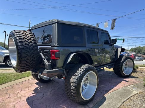 Used 2018 Jeep Wrangler Unlimited Sahara AWD/4WD image 9