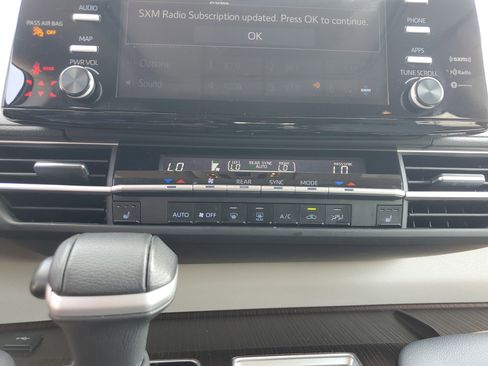 Used 2024 Toyota Sienna XLE FWD image 20