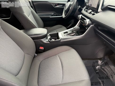 Used 2025 Toyota RAV4 XLE image 30